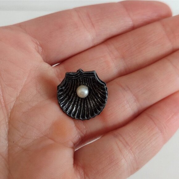 AJG Jewelry - Vintage Signed AJG Silver Tone Clam Seashell Brooch Pin Faux Pearl